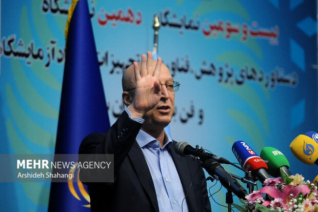محمدعلی زلفی‌گل وزیر علوم در حال سخنرانی در مراسم بیست و سومین نمایشگاه دستاوردهای پژوهش، فناوری و فن‌بازار و دهمین نمایشگاه تجهیزات و مواد آزمایشگاهی ایران ساخت است
