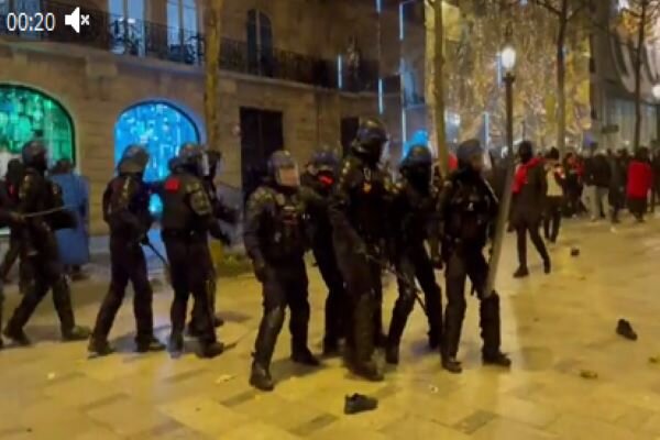 VIDEO: French police clash with football fans in Paris