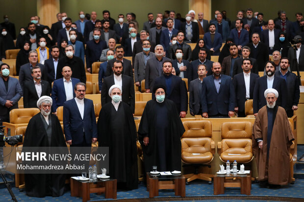 حاظرین در اولین همایش ملی ارتقای شفافیت در حال ادای احترام به سرود جمهوری اسلامی ایران در ابتدای همایش هستند