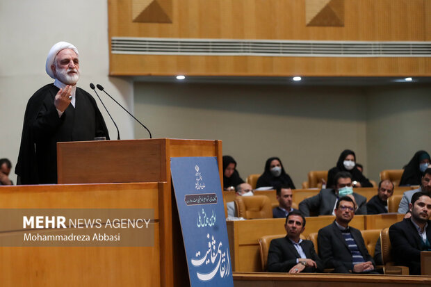 حجت الاسلام غلامحسین محسنی اژه ای رئیس قوه قضائیه در حال سخنرانی در اولین همایش ملی ارتقای شفافیت است 