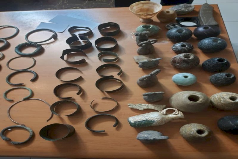 ۲۸ قطعه اشیای عتیقه دوره عصر آهن در آمل کشف شد