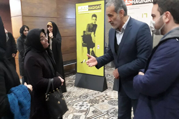 مدیرکل هنرهای تجسمی به تماشای مستند «هنرمند واحد ۵» نشست