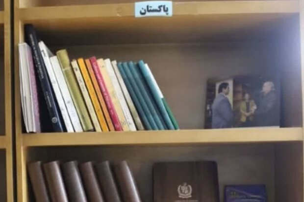 اهدای  کتاب توسط سرکنسول پاکستان به موزه بزرگ خراسان  
