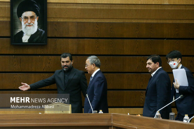 هو چون هوآ معاون نخست وزیر چین و محمد مخبر معاون اول رئیس جمهور ایران در حال ورود به محل دیدار معاون نخست وزیر چین با معاون اول رئیس جمهور ایران هستند