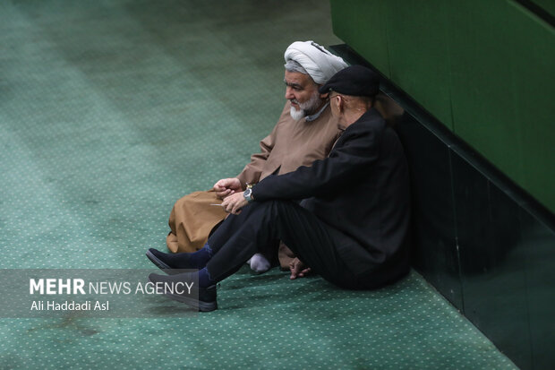 صحن علنی مجلس شورای اسلامی صبح روز سه شنبه ۲۲ آذر ماه به ریاست محمد باقر قالیباف و با طرح سوال از سید رضا فاطمی امین وزیر صنعت معدن و تجارت، بهرام عین الهی وزیر بهداشت و درمان، احمد وحیدی وزیر کشور و امین‌حسین رحیمی وزیر دادگستری برگزار شد