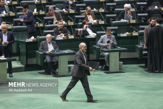 احمد وحیدی وزیر کشور در صحن علنی مجلس شورای اسلامی حضور دارد