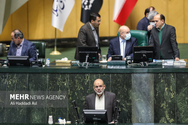 احمد وحیدی وزیر کشور در صحن علنی مجلس شورای اسلامی حضور دارد