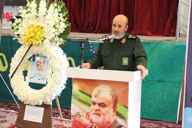 سردار رستم قاسمی با استفاده از توان داخلی طرحهای بزرگی انجام داد سردار رستم قاسمی با استفاده از توان داخلی طرحهای بزرگی انجام داد
