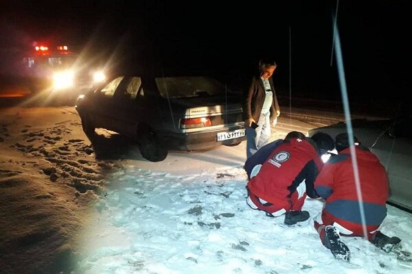عملیات نجات یک مرد گرفتار در برف و کولاک در آذربایجان شرقی