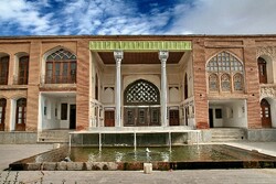 İran'ın tarihi mimarisini anlatan yapıt; Asef Veziri