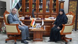 السفير الإيراني يدعو وزيرة الاتصالات العراقية لزيارة طهران