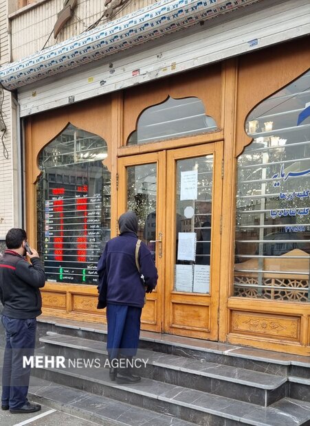 ارز آزاد مشتری ندارد/ صف،  برای کسب یک میلیون تومان