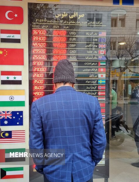 ارز آزاد مشتری ندارد/ صف،  برای کسب یک میلیون تومان