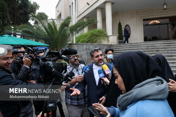 محمد مهدی اسماعیلی وزیر فرهنگ و ارشاد اسلامی در حاشیه جلسه هیئت دولت در حال پاسخ به سوالات خبرنگاران است