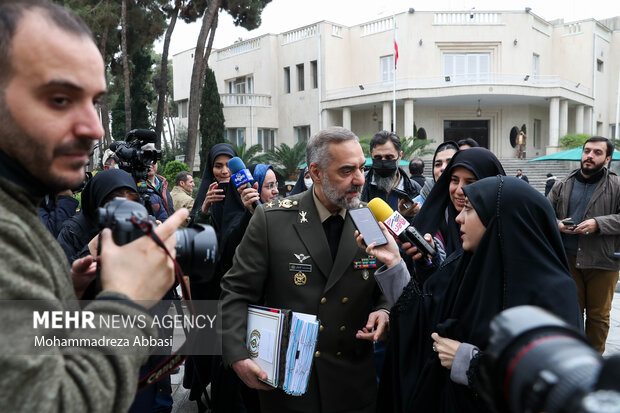 محمدرضا قرایی آشتیانی وزیر دفاع در حاشیه جلسه هیئت دولت حضور دارد