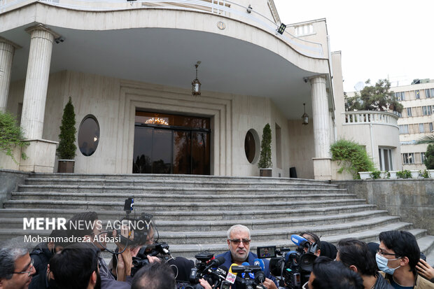 جواد اوجی وزیر نفت  در حاشیه جلسه هیئت دولت در حال پاسخ گویی به سوالات خبرنگاران است