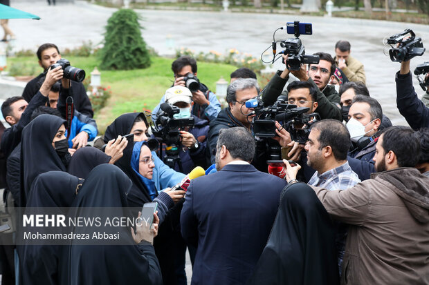 در حاشیه جلسه امروز چهارشنبه ۲۳ آذر ۱۴۰۱ هیئت دولت، تعدادی از وزرای دولت سیزدهم در جمع خبرنگاران حاضر شدند