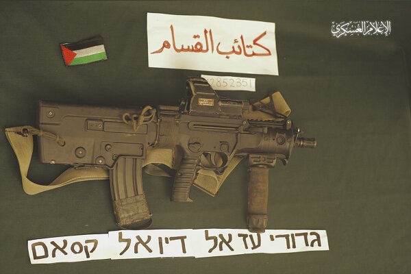 رونمایی گردان‌های قسام از سلاح غنیمت گرفته شده از نظامی صهیونیست