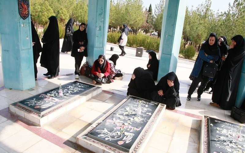 برپایی ایستگاه صلواتی در گلزار شهدای گمنام دانشگاه لرستان