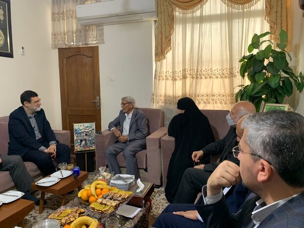 معاون رئیس جمهور با خانواده شهید قادریان دیدار کرد