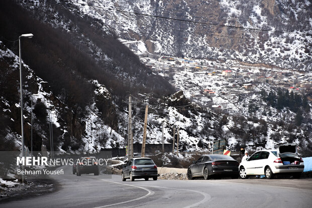 بارش برف در آزادراه تهران - شمال و جاده چالوس 