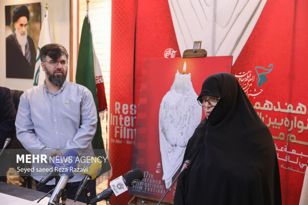 خواهر شهید ابراهیم هادی در حال سخنرانی در نشست رسانه‌ای هفدهمین جشنواره بین‌المللی فیلم مقاومت است