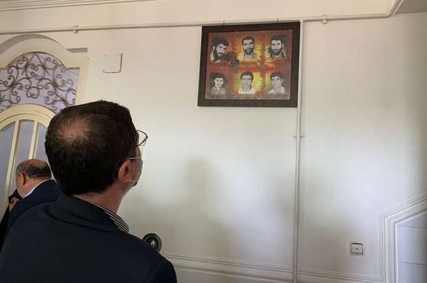 معاون رئیس جمهور با خانواده شهیدان حسینی مقدم دیدار کرد