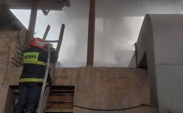 آتش‌سوزی در کارگاه مس‌گری در خمینی شهر