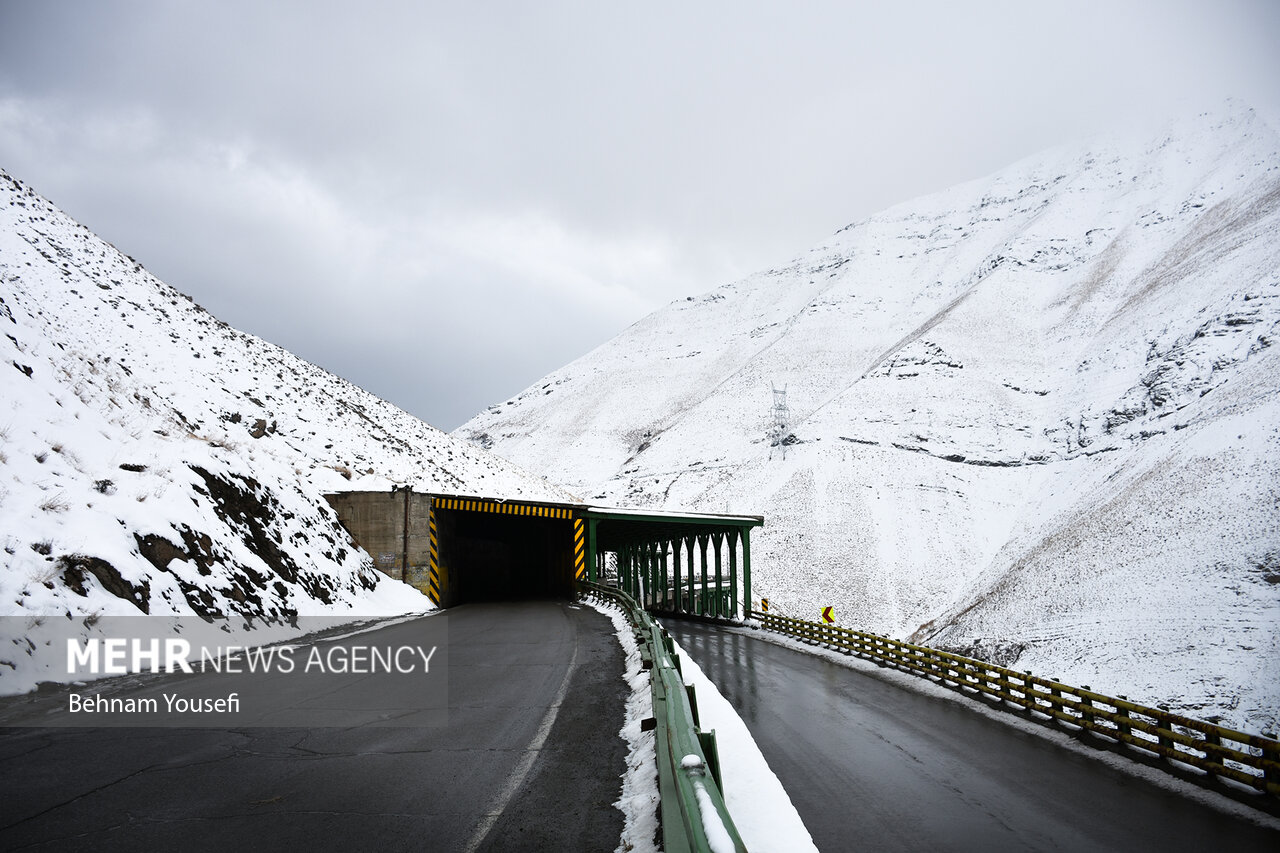 بارش برف در آزادراه تهران - شمال و جاده چالوس