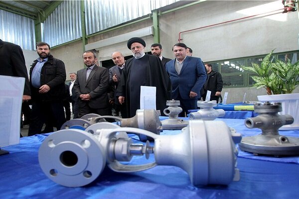 الرئيس الإيراني  يتفقد مصنع 