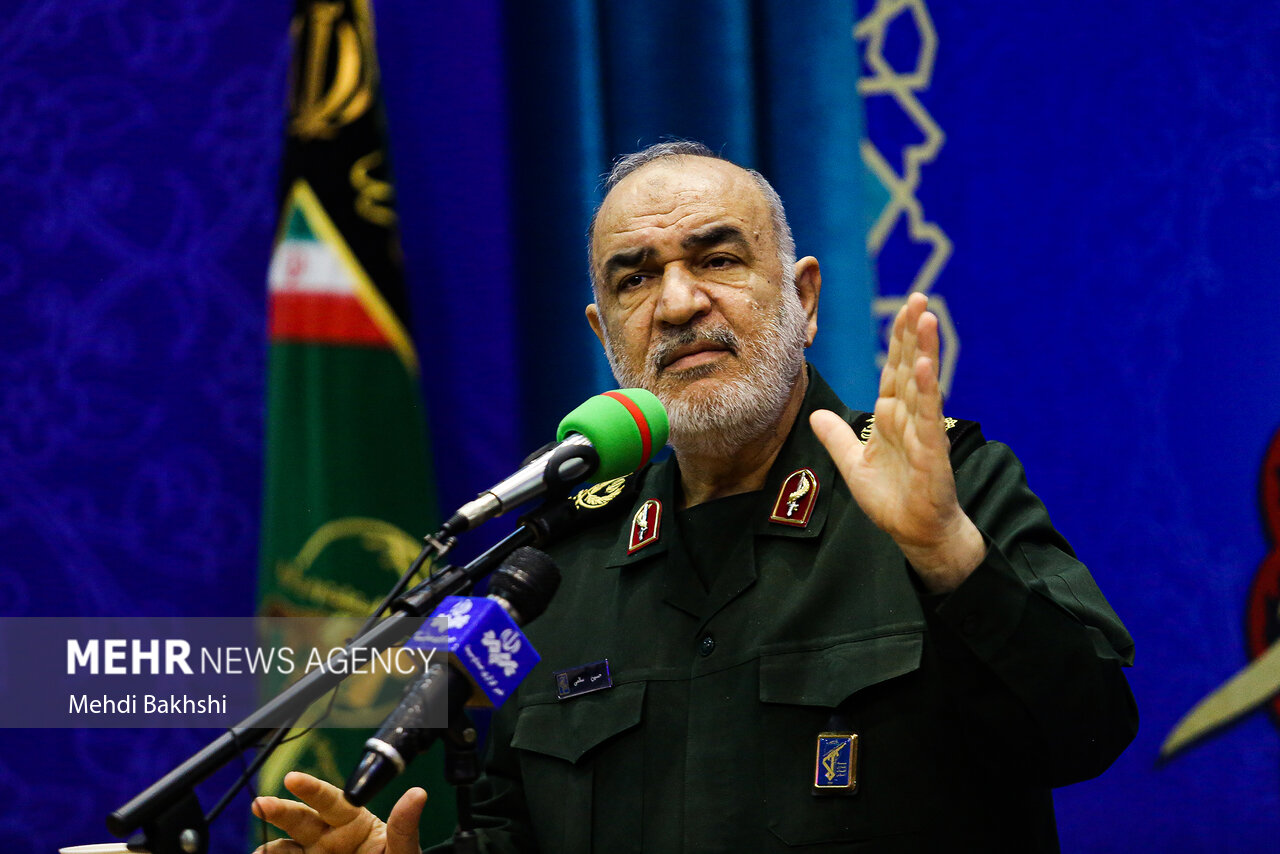 دشمن کی اقتصادی پابندیوں کا مقصد ایرانی عوام کو مفلوج کرنا ہے، جنرل حسین سلامی