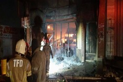 اطفاء شعله‌های آتش در انبار مواد شیمیایی شرق تهران