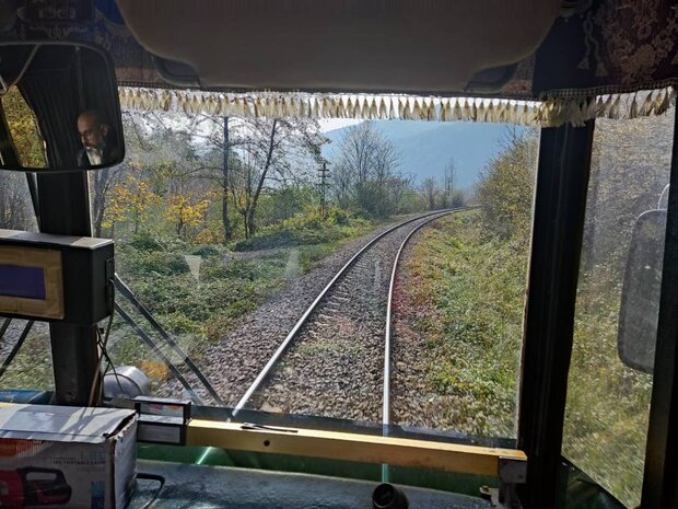 سوت قطار در دهکده بیست فامیلی/دست افشانی بامبوها برای گردشگری