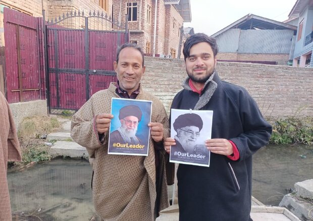 انطلاق حملة الکترونیة في کشمیر ضد نشر شارلي ایبدو لصور مسیئة لقائد الثورة الاسلامية 
