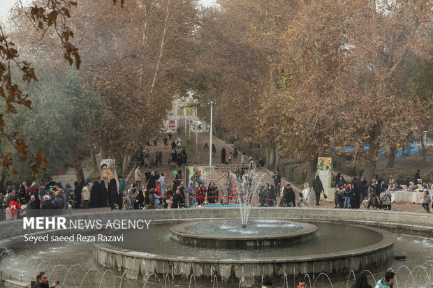 اولین برگ واره پاییزی پایتخت گذر هجدهم در بوستان ۵۰ هکتاری قائم با هدف پاسداشت سنن و آئین <a href='https://sayeb.ir/tag/%d8%a7%d9%82%d9%88%d8%a7%d9%85-%d8%a7%db%8c%d8%b1%d8%a7%d9%86%db%8c'></div>اقوام ایرانی</a> و همچنین شناساندن جاذبههای گردشگری به علاقمندان به تهران گردی همراه با اجرای برنامههای متنوع فرهنگی و هنری و ادبی در بوستان قائم با حضور اقشار مختلف مردم برگزار شد