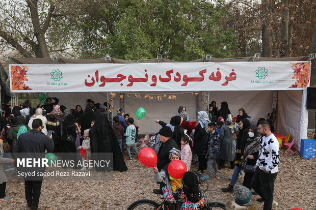 اولین برگ واره پاییزی پایتخت گذر هجدهم در بوستان ۵۰ هکتاری قائم با هدف پاسداشت سنن و آئین <a href='https://sayeb.ir/tag/%d8%a7%d9%82%d9%88%d8%a7%d9%85-%d8%a7%db%8c%d8%b1%d8%a7%d9%86%db%8c'></div>اقوام ایرانی</a> و همچنین شناساندن جاذبههای گردشگری به علاقمندان به تهران گردی همراه با اجرای برنامههای متنوع فرهنگی و هنری و ادبی در بوستان قائم با حضور اقشار مختلف مردم برگزار شد
