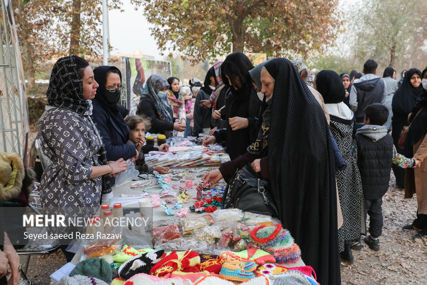 اولین برگ واره پاییزی پایتخت گذر هجدهم در بوستان ۵۰ هکتاری قائم با هدف پاسداشت سنن و آئین <a href='https://sayeb.ir/tag/%d8%a7%d9%82%d9%88%d8%a7%d9%85-%d8%a7%db%8c%d8%b1%d8%a7%d9%86%db%8c'></div>اقوام ایرانی</a> و همچنین شناساندن جاذبههای گردشگری به علاقمندان به تهران گردی همراه با اجرای برنامههای متنوع فرهنگی و هنری و ادبی در بوستان قائم با حضور اقشار مختلف مردم برگزار شد