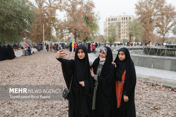 اولین برگ واره پاییزی پایتخت گذر هجدهم در بوستان ۵۰ هکتاری قائم با هدف پاسداشت سنن و آئین <a href='https://sayeb.ir/tag/%d8%a7%d9%82%d9%88%d8%a7%d9%85-%d8%a7%db%8c%d8%b1%d8%a7%d9%86%db%8c'></div>اقوام ایرانی</a> و همچنین شناساندن جاذبههای گردشگری به علاقمندان به تهران گردی همراه با اجرای برنامههای متنوع فرهنگی و هنری و ادبی در بوستان قائم با حضور اقشار مختلف مردم برگزار شد