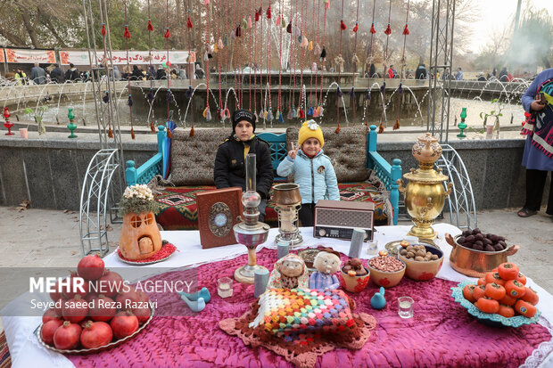 اولین برگ واره پاییزی پایتخت گذر هجدهم در بوستان ۵۰ هکتاری قائم با هدف پاسداشت سنن و آئین <a href='https://sayeb.ir/tag/%d8%a7%d9%82%d9%88%d8%a7%d9%85-%d8%a7%db%8c%d8%b1%d8%a7%d9%86%db%8c'></div>اقوام ایرانی</a> و همچنین شناساندن جاذبههای گردشگری به علاقمندان به تهران گردی همراه با اجرای برنامههای متنوع فرهنگی و هنری و ادبی در بوستان قائم با حضور اقشار مختلف مردم برگزار شد