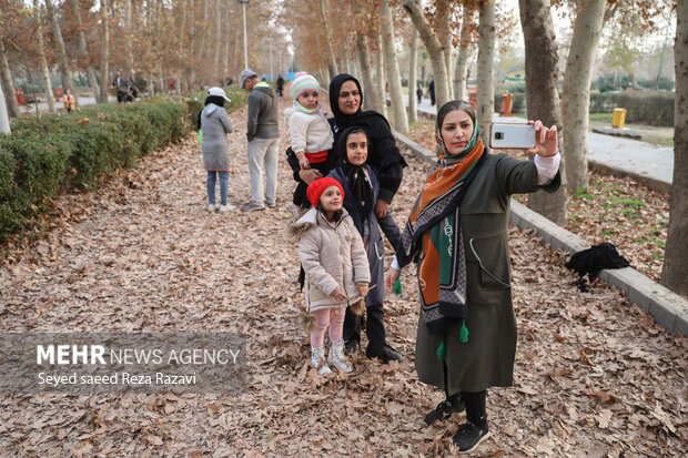 اولین برگ واره پاییزی پایتخت گذر هجدهم در بوستان ۵۰ هکتاری قائم با هدف پاسداشت سنن و آئین <a href='https://sayeb.ir/tag/%d8%a7%d9%82%d9%88%d8%a7%d9%85-%d8%a7%db%8c%d8%b1%d8%a7%d9%86%db%8c'></div>اقوام ایرانی</a> و همچنین شناساندن جاذبههای گردشگری به علاقمندان به تهران گردی همراه با اجرای برنامههای متنوع فرهنگی و هنری و ادبی در بوستان قائم با حضور اقشار مختلف مردم برگزار شد