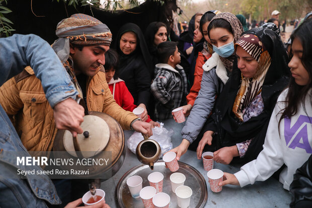 اولین برگ واره پاییزی پایتخت گذر هجدهم در بوستان ۵۰ هکتاری قائم با هدف پاسداشت سنن و آئین <a href='https://sayeb.ir/tag/%d8%a7%d9%82%d9%88%d8%a7%d9%85-%d8%a7%db%8c%d8%b1%d8%a7%d9%86%db%8c'></div>اقوام ایرانی</a> و همچنین شناساندن جاذبههای گردشگری به علاقمندان به تهران گردی همراه با اجرای برنامههای متنوع فرهنگی و هنری و ادبی در بوستان قائم با حضور اقشار مختلف مردم برگزار شد