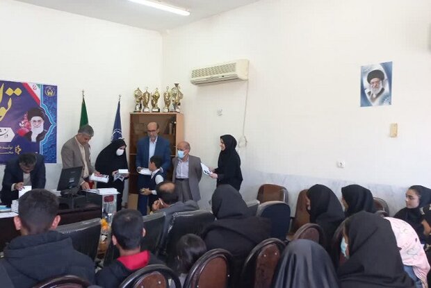 ایتام بوشهری تبلت هدیه گرفتند