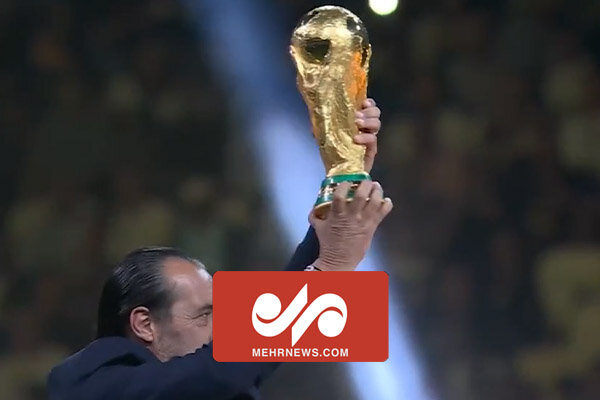 لحظه ورود کاپ قهرمانی به مراسم اهدای جام جهانی ۲۰۲۲ قطر