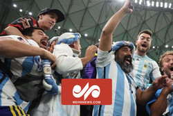خوشحالی بی وقفه آرژانتینی‌ها در بیرون ورزشگاه لوسیل