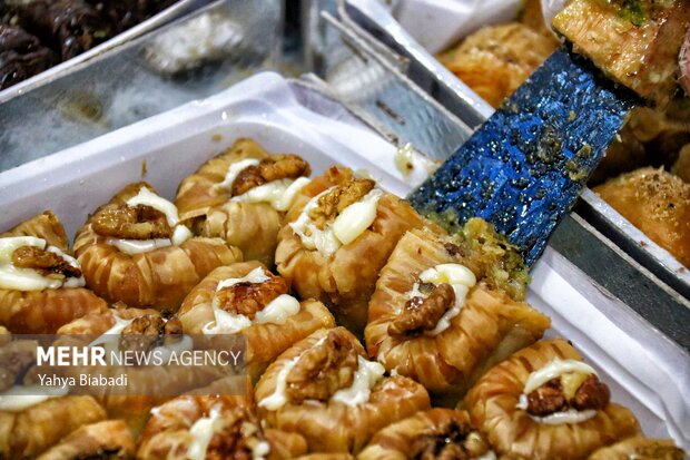 People in Kermanshah preparing for Yalda Night