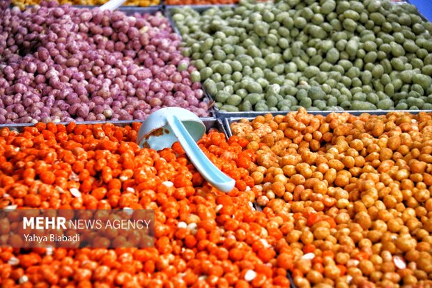 People in Kermanshah preparing for Yalda Night