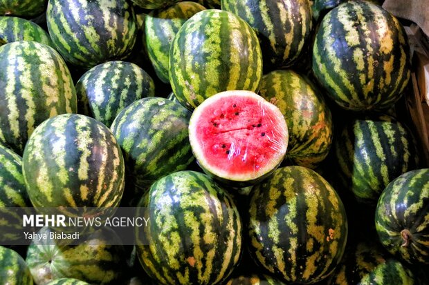 People in Kermanshah preparing for Yalda Night