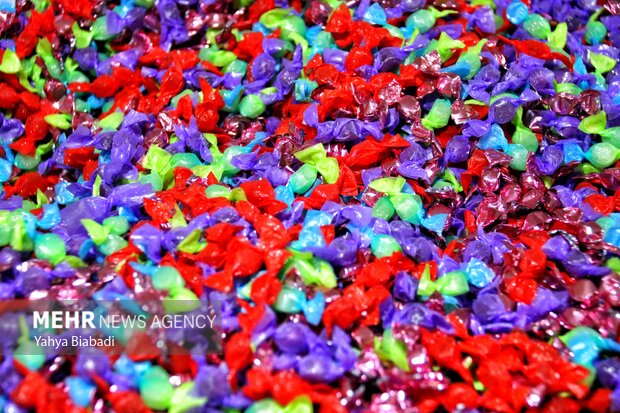 People in Kermanshah preparing for Yalda Night