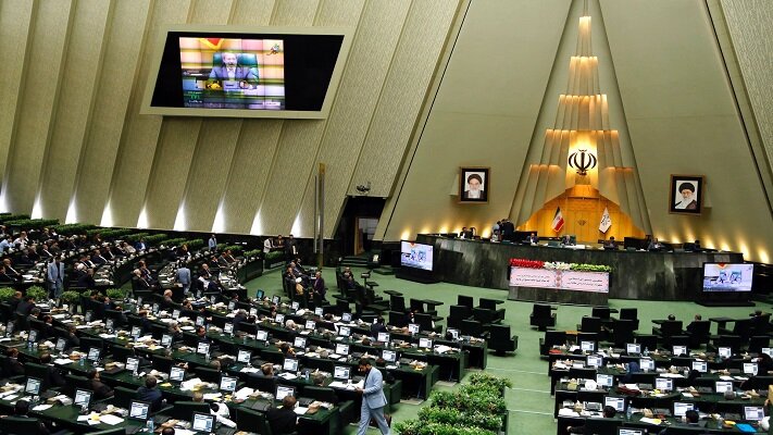 أعضاء في البرلمان الإيراني يؤيدون تنمية العلاقات مع دول الجوار