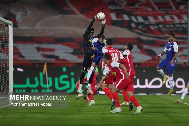 دیدار تیم های فوتبال استقلال تهران و پرسپولیس تهران 4